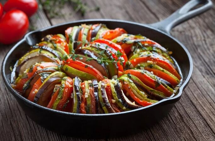 Garnish le trátaí agus zucchini